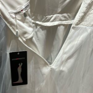 Women’s white dress. Wedding/prom. NWT. Never worn. Size 16